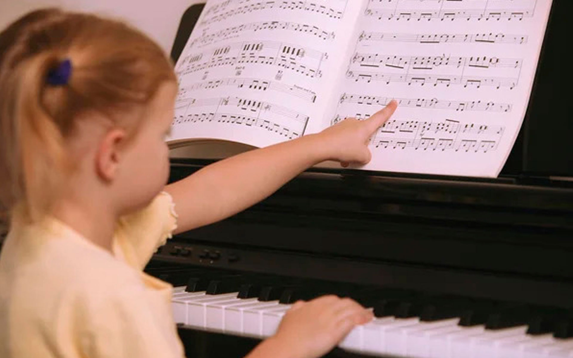 Уроки фортепиано в музыкальной школе. Уроки фортепиано для детей. Урок в музыкальной школе. Занятия на фортепиано для детей. Музыкальный педагог.